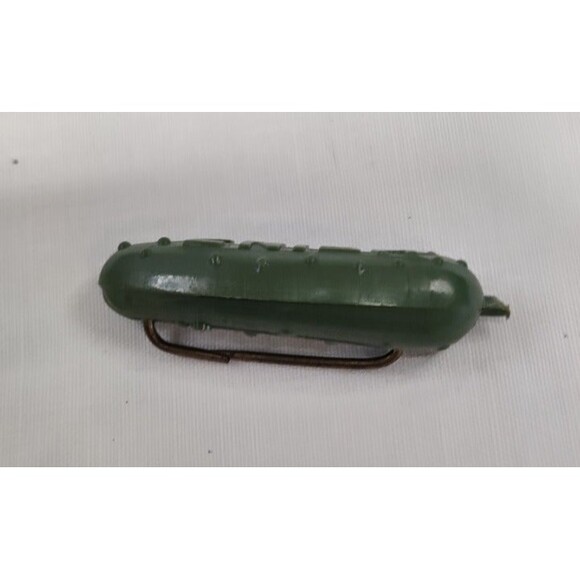 Vintage HEINZ Green Cucumber Pickle Plastic Pin Brooch 1 1/8" Long - Picture 5 of 5
